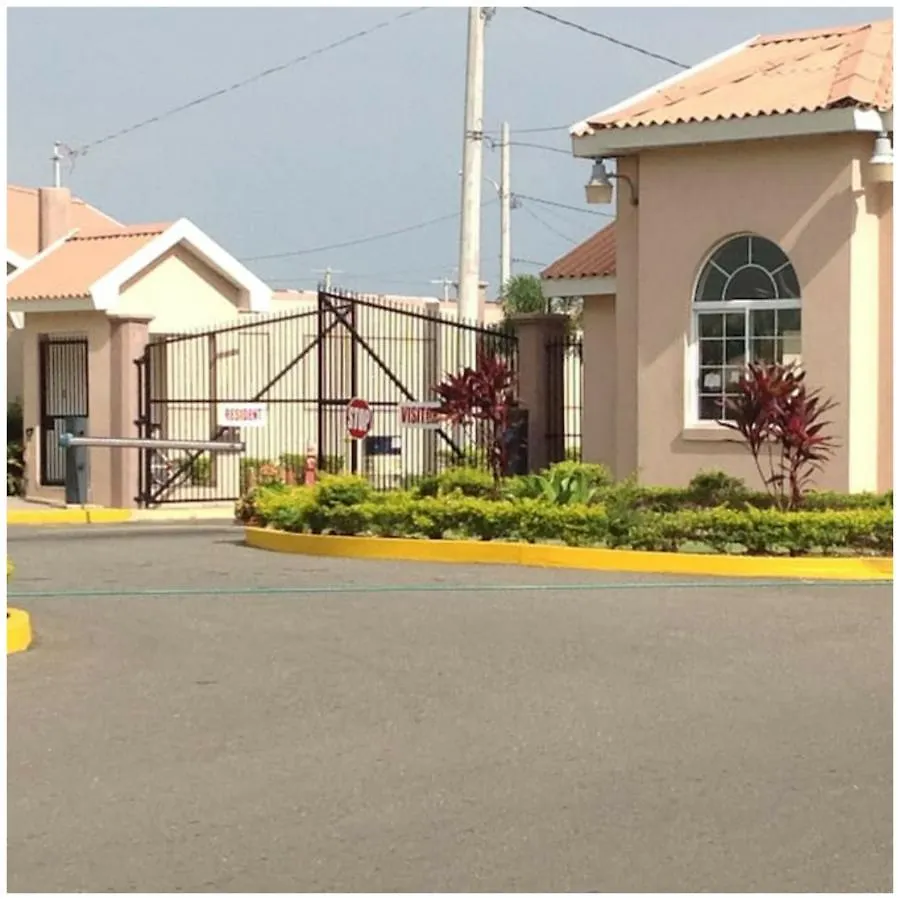 Prázdninový dům Caymanas Estate Two Bedroom ,Gate Community Ellis Caymanas
